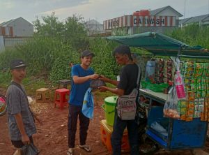 PKL Tangsel terima sembako bakti Sosial Hikmah Budi. Foto/Ist