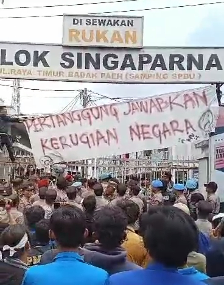 MAHASISWA GELAR AKSI DI DEPAN KPU TASIKMALAY