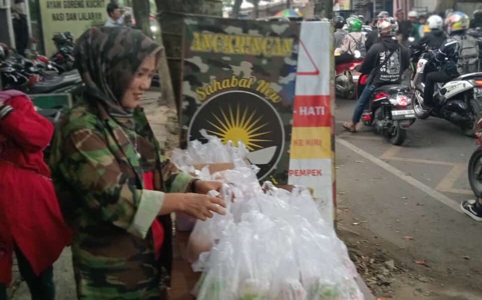 SAHABAT NEW PEDULI, BAGI BAGI TAKJIL DI CIMAHI JAKBAR