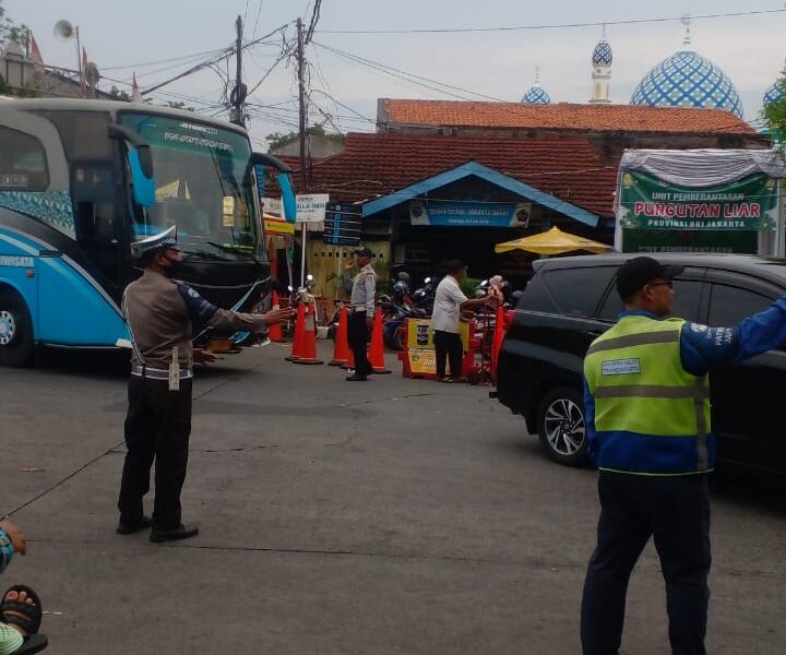 SUPIR BIS DIPERIKSA URINE DI TERMINAL KALIDERES JAKARTA BARAT