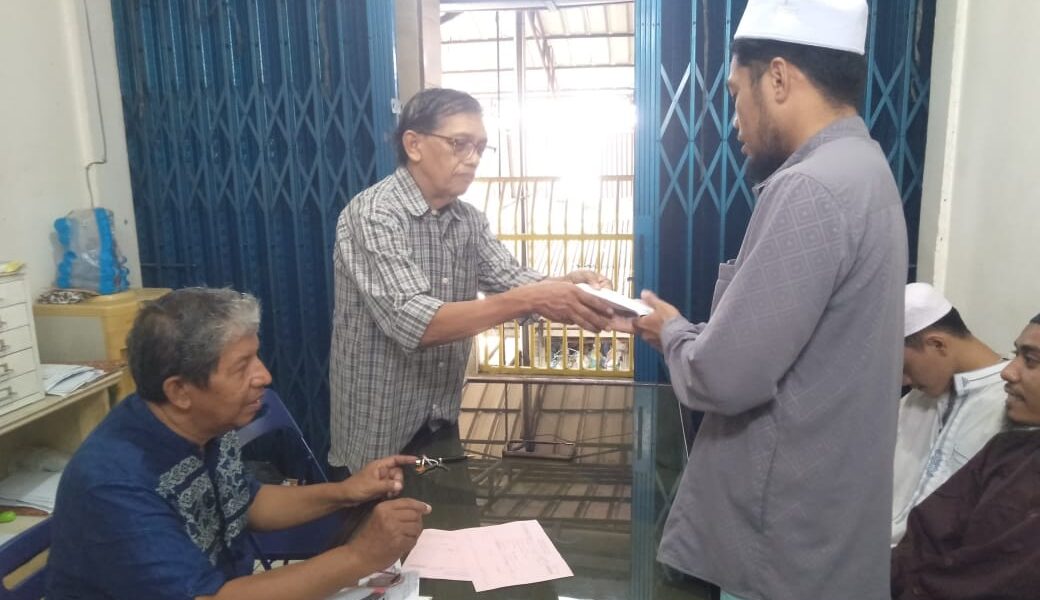 Guru Tahoe Serahkan Santunan Ke Santri Magelang