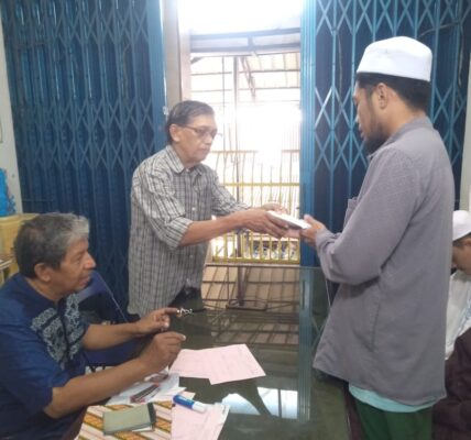 Guru Tahoe Serahkan Santunan Ke Santri Magelang