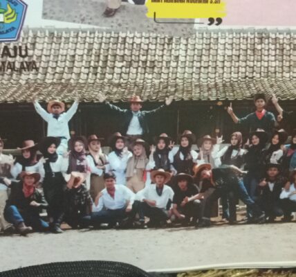 PELEPASAN LULUSAN SLTA, PENUH KEHARUAN DI TASIK