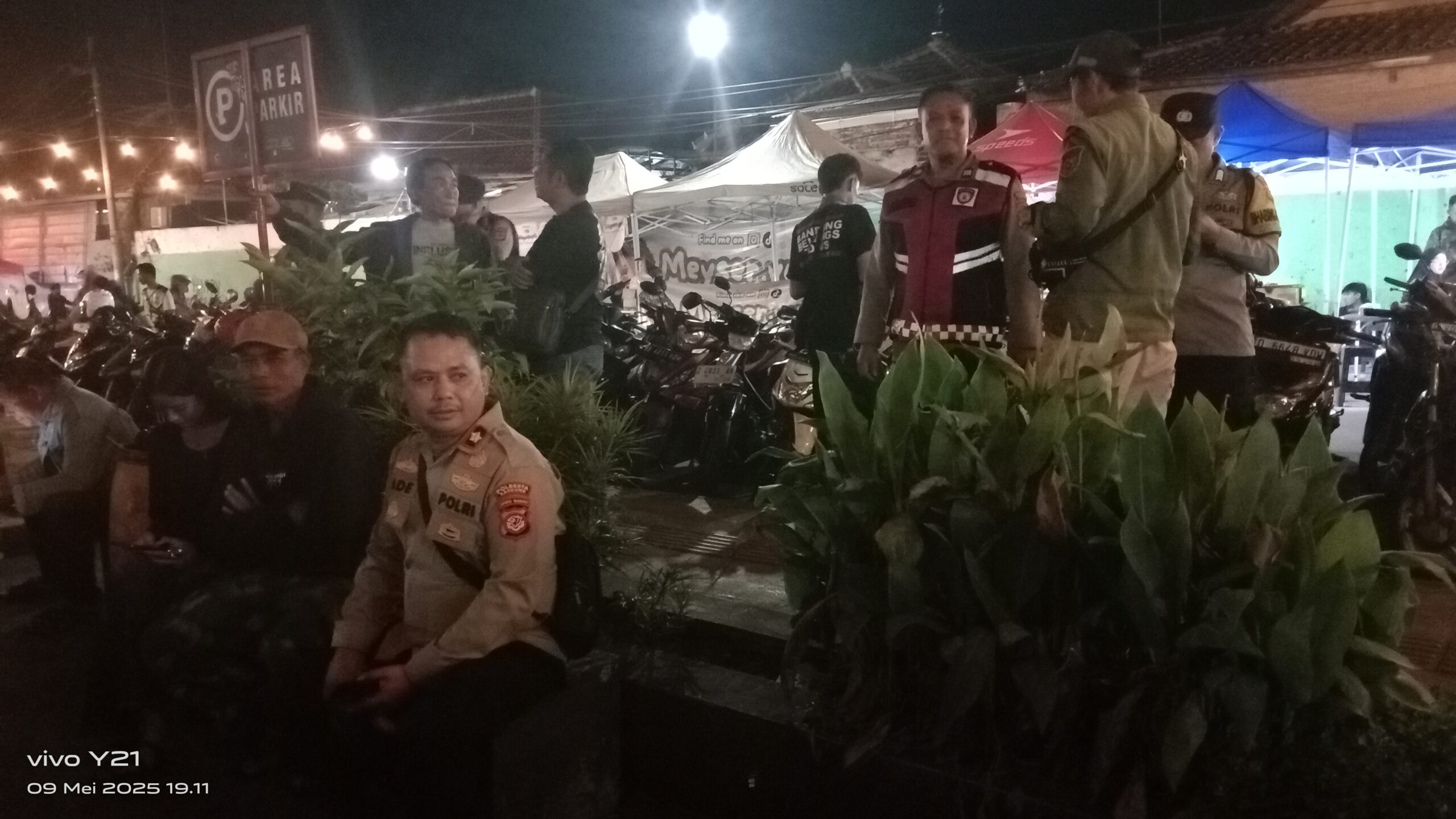 Kapolsek Cicalengka Kerahkan Personel Polsek untuk Amankan Nobar Persib di Alun-Alun