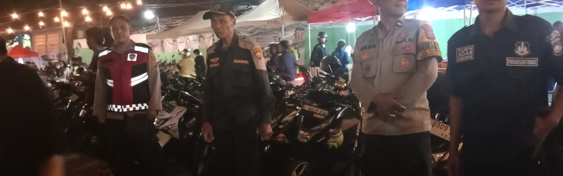 Pokdar Kamtibmas Sektor Cicalengka Turut Amankan Nobar Persib di Alun-Alun Cicalengka