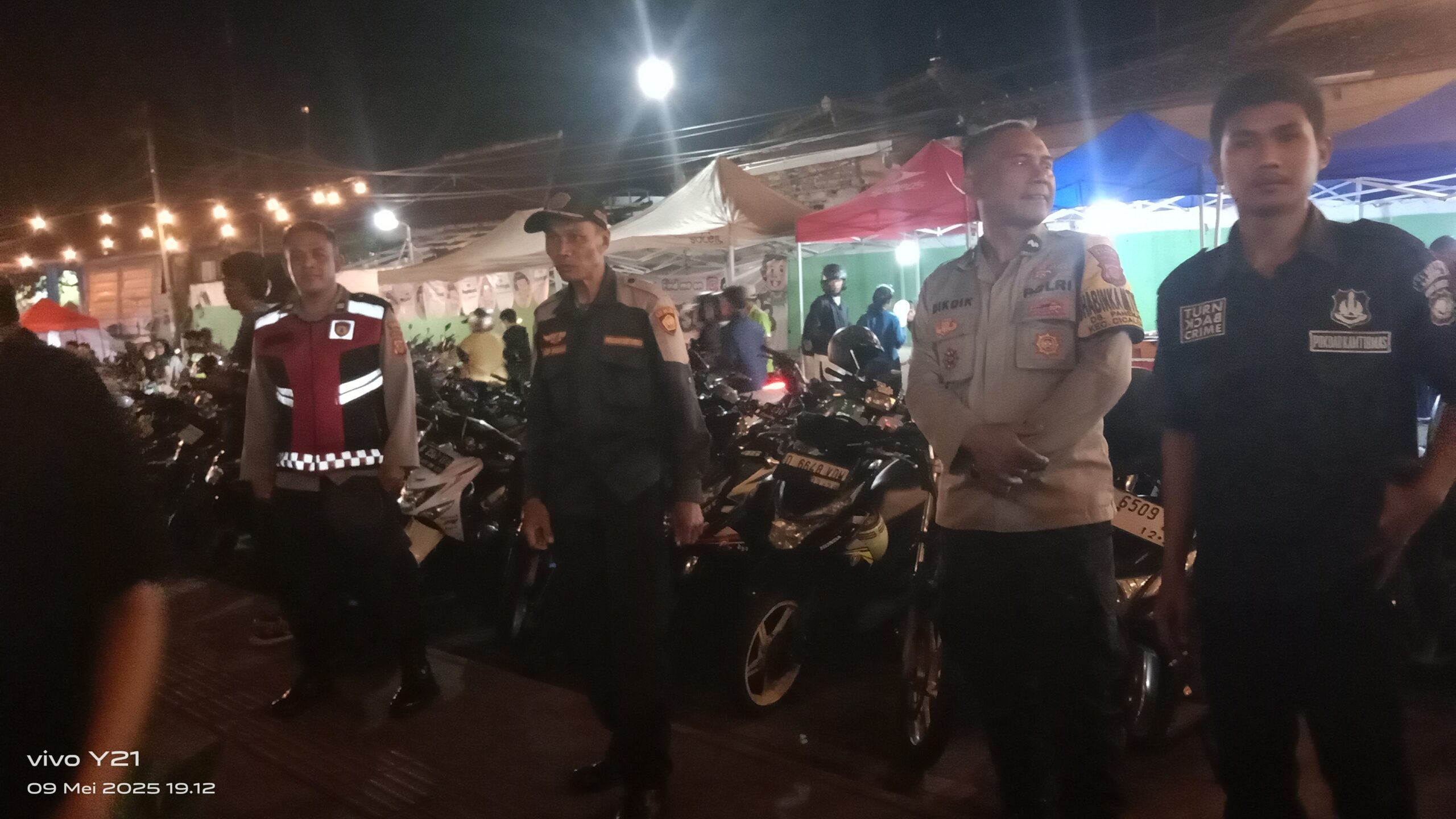 Pokdar Kamtibmas Sektor Cicalengka Turut Amankan Nobar Persib di Alun-Alun Cicalengka