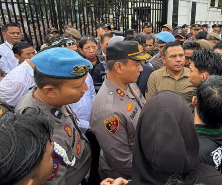 MAHASISWA UNJUK RASA DI TASIK