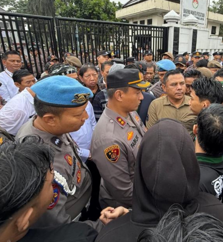 MAHASISWA UNJUK RASA DI TASIK