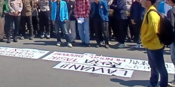 MAHASISWA UNJUK RASA KE  KANTOR WALIKOTA TASIK
