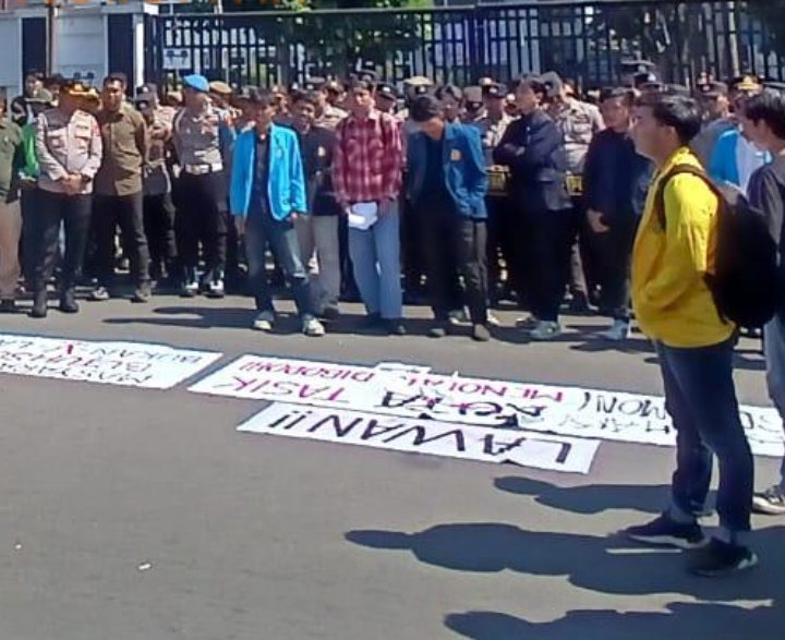 MAHASISWA UNJUK RASA KE  KANTOR WALIKOTA TASIK