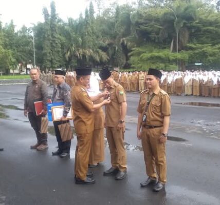 Kadis Pedidikan Tasik Bersyukur, Raih Satya Lencana Pengabdian
