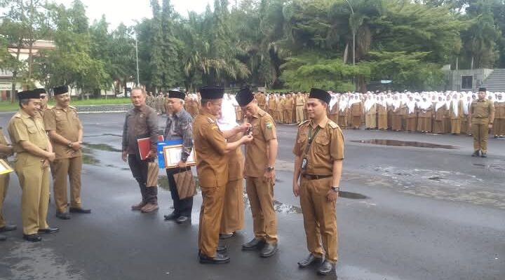 Kadis Pedidikan Tasik Bersyukur, Raih Satya Lencana Pengabdian