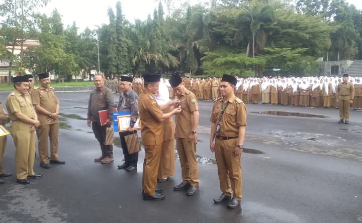 Kadis Pedidikan Tasik Bersyukur, Raih Satya Lencana Pengabdian