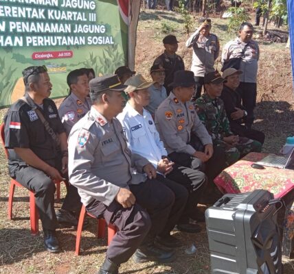 Pokdar Kamtibmas Sektor Cicalengka Hadiri Kegiatan Penanaman Jagung Serentak, Dukung Program KAPOLRI Dalam Ketahanan Pangan