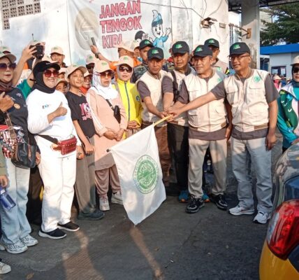 Pokdar kamtibmas Sektor Cicalengka Polresta Bandung Ikut Amankan Jalur Gerak Jalan Harlah MUI ke-50