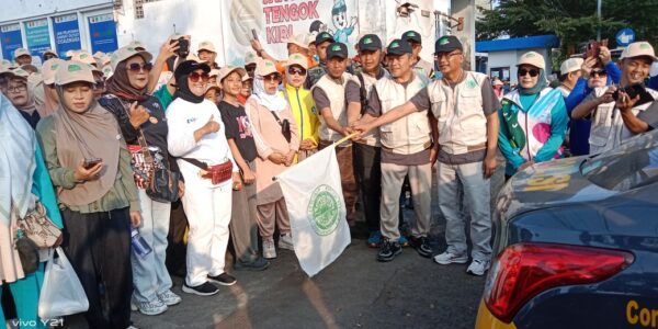 Pokdar kamtibmas Sektor Cicalengka Polresta Bandung Ikut Amankan Jalur Gerak Jalan Harlah MUI ke-50