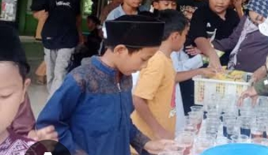 RATUSAN WARGA REBUTAN MAKANAN.GRATIS DI TASIK