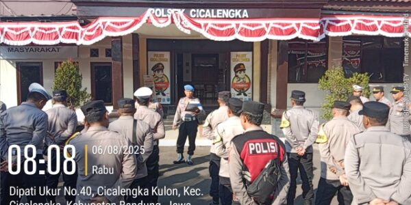 Kanit Provos Lakukan Pemeriksaan Kelengkapan Anggota Saat Apel Pagi di Polsek
