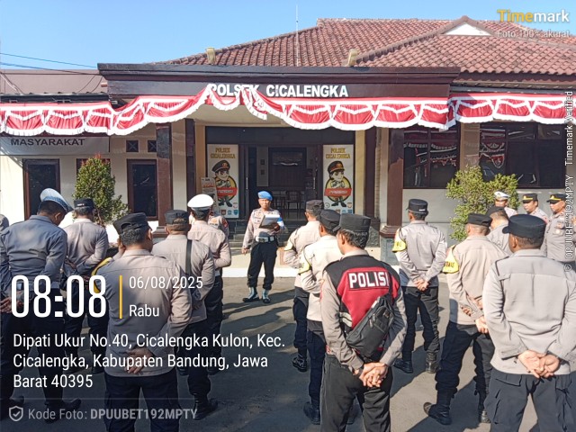 Kanit Provos Lakukan Pemeriksaan Kelengkapan Anggota Saat Apel Pagi di Polsek
