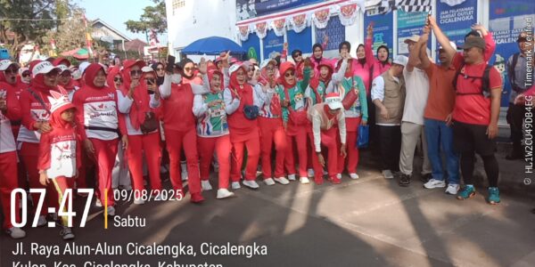 Pokdar Kamtibmas Sektor Cicalengka Ikut Serta dalam Pengamanan Jalur Jalan Santai Gebyar Kemerdekaan di Kecamatan Cicalengka