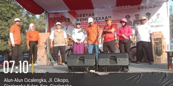 Gebyar Kemerdekaan Di Kecamatan Cicalengka Meriah, Ribuan Warga Ikuti Jalan Santai