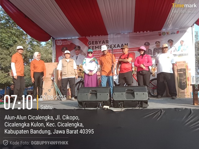 Gebyar Kemerdekaan Di Kecamatan Cicalengka Meriah, Ribuan Warga Ikuti Jalan Santai
