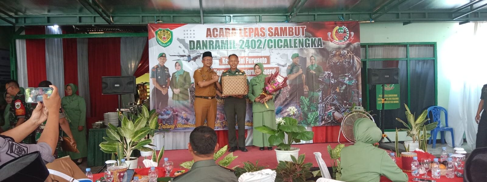Lepas Sambut Danramil 2402/Cicalengka, Kapten Inf Purwanto Serahkan Tongkat Komando kepada Kapten Inf Sumarna Chaerul