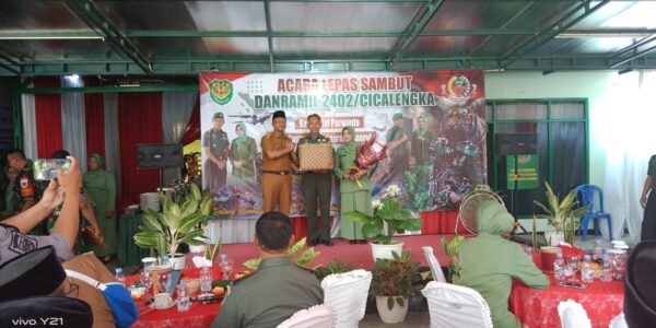 Lepas Sambut Danramil 2402/Cicalengka, Kapten Inf Purwanto Serahkan Tongkat Komando kepada Kapten Inf Sumarna Chaerul