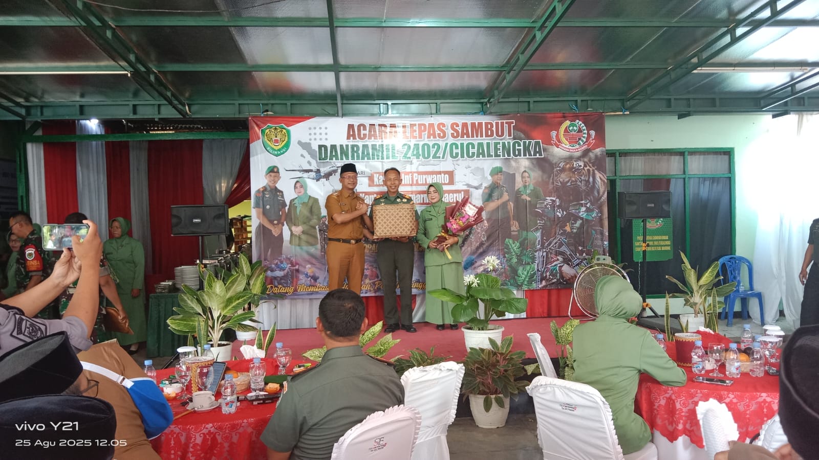 Lepas Sambut Danramil 2402/Cicalengka, Kapten Inf Purwanto Serahkan Tongkat Komando kepada Kapten Inf Sumarna Chaerul