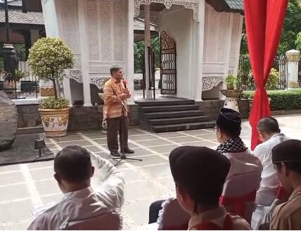 gubernur pada acara ziarah   makam Proklamator Bung Hatta di pemakaman umum Tanah Kusir