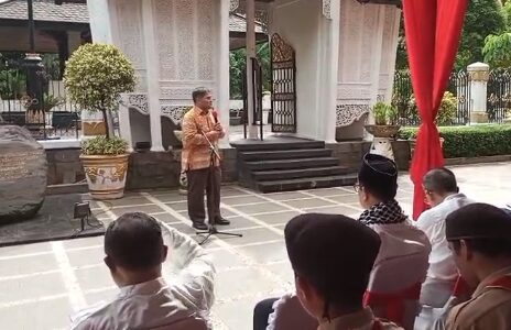 gubernur pada acara ziarah   makam Proklamator Bung Hatta di pemakaman umum Tanah Kusir
