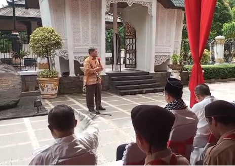 gubernur pada acara ziarah   makam Proklamator Bung Hatta di pemakaman umum Tanah Kusir