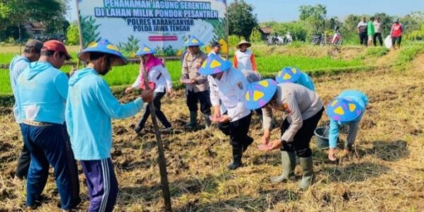 Polres Karanganyar Tanam Jagung di Lahan Pesantren, Dukung Ketahanan Pangan Nasional