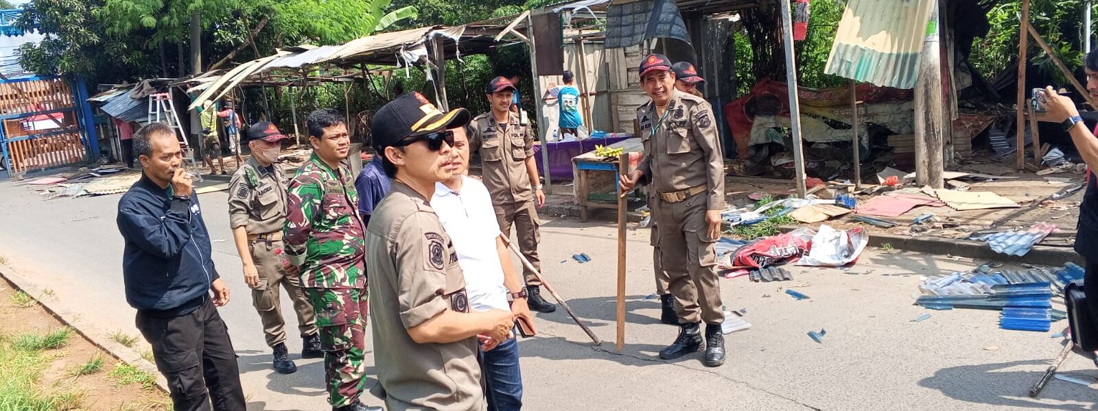 Satpol PP Tertibkan Pedagang Kaki Lima di Gerbang Vila Pamulang Mas Satpol PP Tertibkan Pedagang Kaki Lima di Gerbang Vila Pamulang Mas