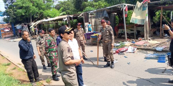 Satpol PP Tertibkan Pedagang Kaki Lima di Gerbang Vila Pamulang Mas