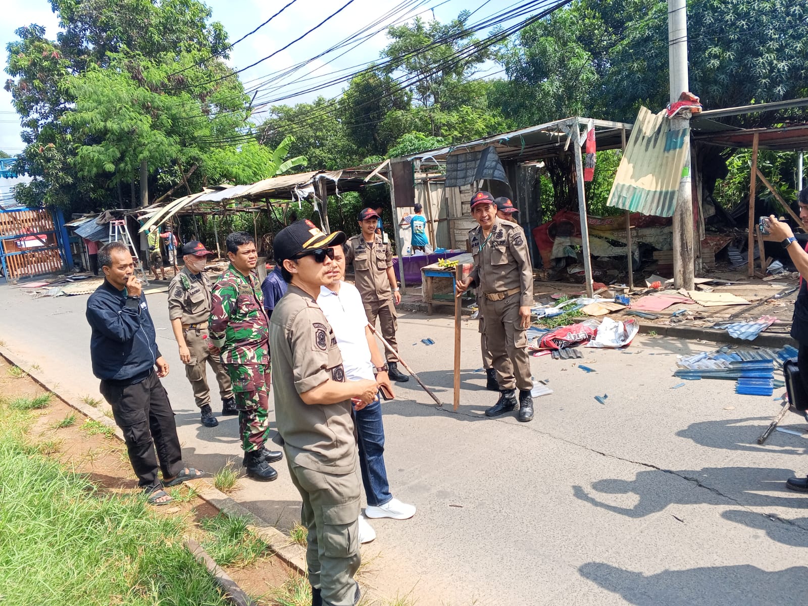 Satpol PP Tertibkan Pedagang Kaki Lima di Gerbang Vila Pamulang Mas