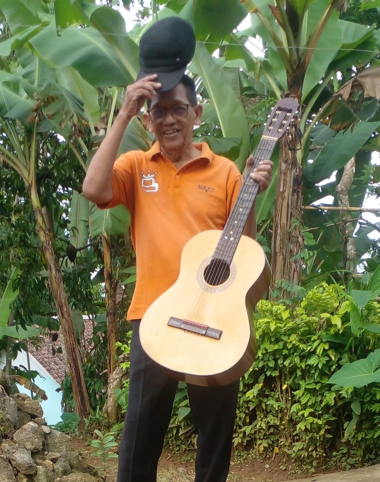 Komunitas Koes Plus Mania TAMPILKAN LAGU LEGENDARIS DI HUT-VIII