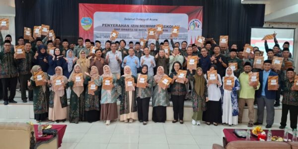 Penyerahan Surat Izin Memimpin Kepala SMP Swasta Kota Tasikmalaya, FKKS Minta per tiga tahun