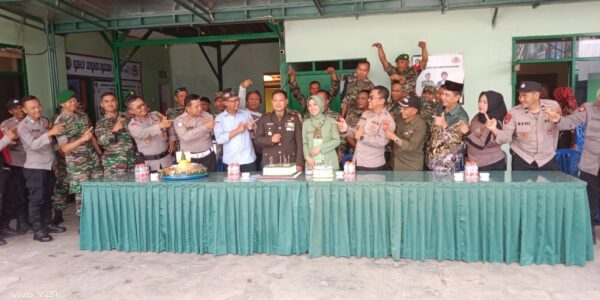HUT TNI ke-80, Polsek Cicalengka Kirim Kue Ulang Tahun sebagai Wujud Sinergitas TNI-Polri