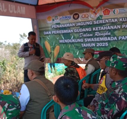 Polsek Cicalengka  Laksanakan Penanaman Jagung  Serentak Di Desa Dampit Pada Kuartal IV Mendukung Swadaya Pangan Tahun 2025