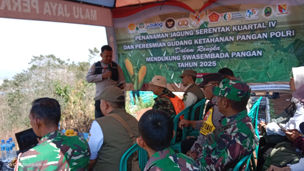 Polsek Cicalengka  Laksanakan Penanaman Jagung  Serentak Di Desa Dampit Pada Kuartal IV Mendukung Swadaya Pangan Tahun 2025