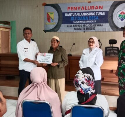 Pemdes Desa Nagrog Salurkan BLT Dana Desa Tahap Tiga kepada 20 KPM Lansia dan Jompo