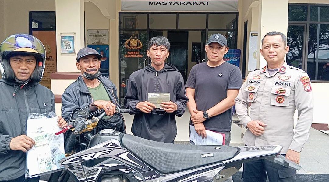 Motor Hilang Berhasil Ditemukan : Warga Apresiasi dan Sampaikan Terimakasih Kepada Polsek Solokanjeruk Polresta Bandung. Motor Hilang Berhasil Ditemukan : Warga Apresiasi dan Sampaikan Terimakasih Kepada Polsek Solokanjeruk Polresta Bandung.