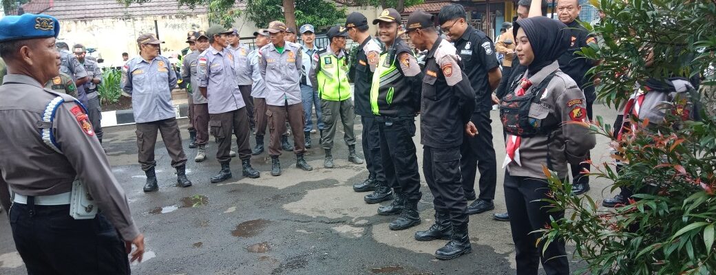 Pokdar Kamtibmas Sektor Cicalengka Ikuti Apel Gabungan Pengamanan Malam Tahun Baru di Mapolsek Cicalengka