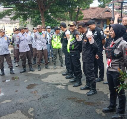 Pokdar Kamtibmas Sektor Cicalengka Ikuti Apel Gabungan Pengamanan Malam Tahun Baru di Mapolsek Cicalengka