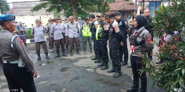 Pokdar Kamtibmas Sektor Cicalengka Ikuti Apel Gabungan Pengamanan Malam Tahun Baru di Mapolsek Cicalengka Pokdar Kamtibmas Sektor Cicalengka Ikuti Apel Gabungan Pengamanan Malam Tahun Baru di Mapolsek Cicalengka