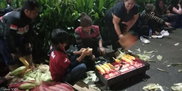 Meriahkan Pergantian Tahun 2025 ke 2026, Kades Cicalengka Kulon Gelar Bakar Jagung Gratis dan Hiburan Rakyat Meriahkan Pergantian Tahun 2025 ke 2026, Kades Cicalengka Kulon Gelar Bakar Jagung Gratis dan Hiburan Rakyat