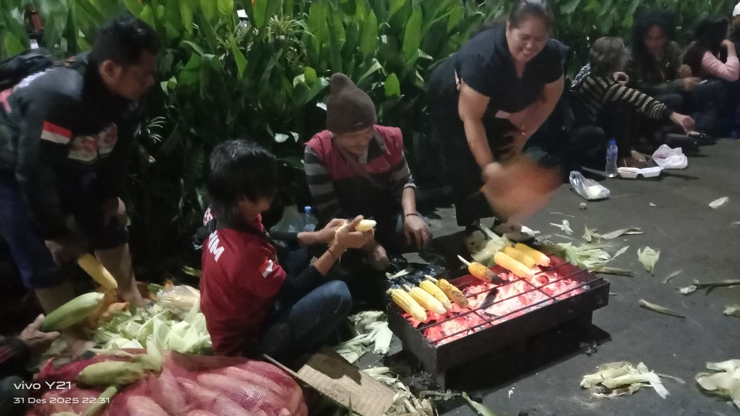 Meriahkan Pergantian Tahun 2025 ke 2026, Kades Cicalengka Kulon Gelar Bakar Jagung Gratis dan Hiburan Rakyat