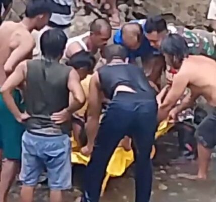 Tahun Baru Berujung Duka, Satu Anak di Tasikmalaya Tewas Tenggelam di Sungai Batu Belah deudeul. Tahun Baru Berujung Duka, Satu Anak di Tasikmalaya Tewas Tenggelam di Sungai Batu Belah deudeul.