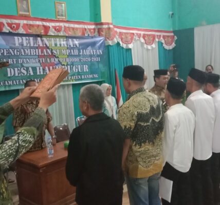 Kepala Desa Haur Pugur Lantik dan Ambil Sumpah Ketua RT dan RW Periode 2026–2031